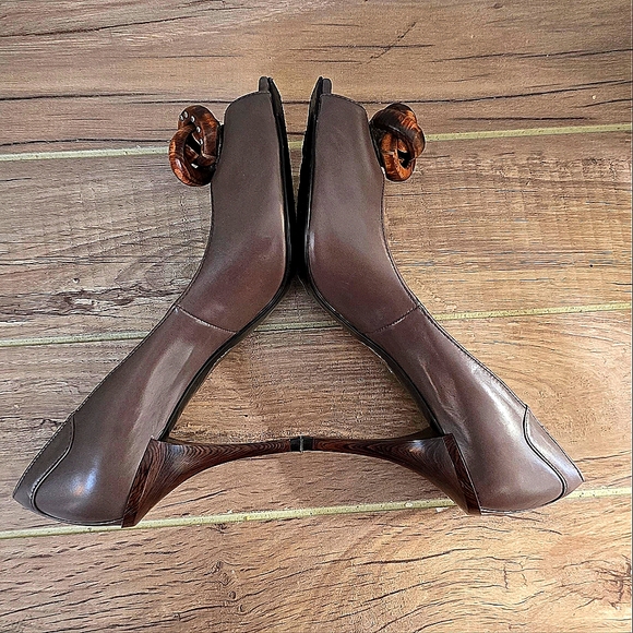 724 Tahari Shannon Peep Toe Womens Leather Shoes Pumps Stiletto Heels Tan Sz 6 - Picture 6 of 9